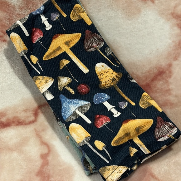 Colorful Wild Mushrooms Kitchen Towels Set of Three NWT 18x28” Cotton - Picture 16 of 16